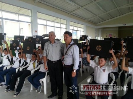 3 856  estudiantes recibieron computadores portátiles en Aguazul