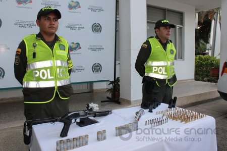 Portando armas de fuego ilegales fueron capturadas dos personas en Monterrey