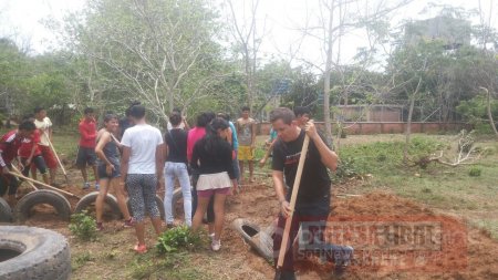Jóvenes del Corregimiento de Santa Fe de Morichal trabajan en Parque Ecológico