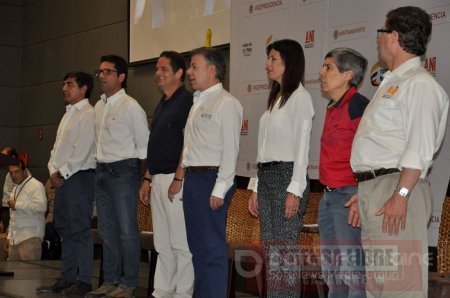 Santos y Vargas Lleras firmaron contrato para construcción de la Malla Vial del Meta