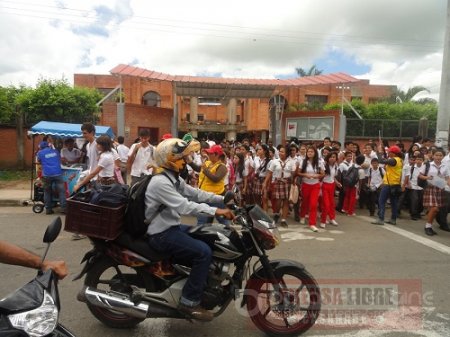 Anuncian operativos contra vendedores ambulantes a la salida de colegios de Yopal