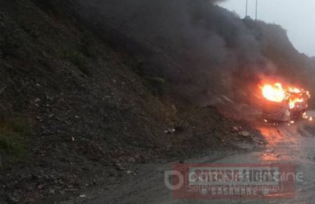 ELN incineró bus en la vía del Cusiana la tarde de este sábado