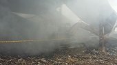 Máquina retroexcavadora resultó incinerada en la empresa IMEC en Aguazul