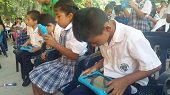 20 Tabletas y 5 computadores para la Escuela La Vega de Yopal 
