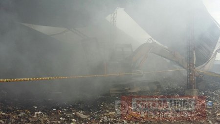 Máquina retroexcavadora resultó incinerada en la empresa IMEC en Aguazul