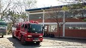 Colegio de Yopal tuvo que ser desalojado de emergencia por incendio en lote baldío