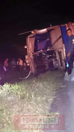 Una persona muerta y por lo menos 20 heridos en accidente de bus en Villanueva
