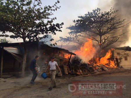 Incendió dejó totalmente destruido un restaurante en el barrio Las Américas