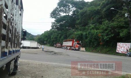 Intolerancia en sitio de protesta camionera en Aguazul