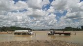 Transportadores de hidrocarburos pasan por el lecho del río Charte en San Rafael de Morichal sin ninguna restricción