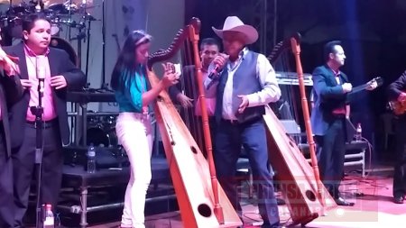 Niña yopaleña sorprendió a Reynaldo Armas con su interpretación del arpa