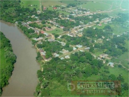 Colapsó puente en la vía Bocas del Pauto. Buseta escolar afectada