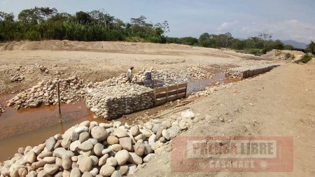 Capturadas cuatro personas por construir gaviones en la margen del rio Ocoa