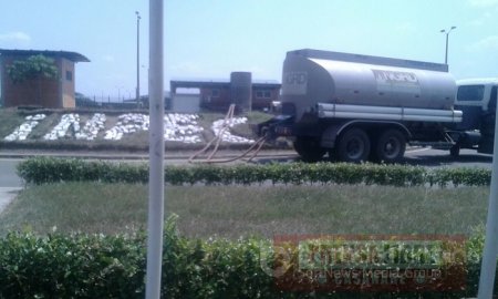 Mediante carrotanques abastecen de agua a la cárcel de Yopal 