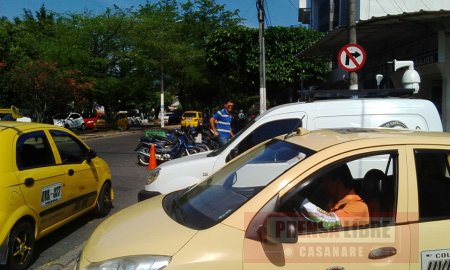 Taxistas de Yopal presionan con plantón reunión para analizar descontento generado por fotomultas
