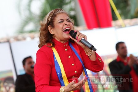 Cantante venezolana Reina Lucero fue retenida por varias horas en reten del ELN en Arauca