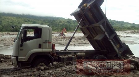 Más maquinaria reforzará labores en sector socavado por el río Cravo Sur en Yopal