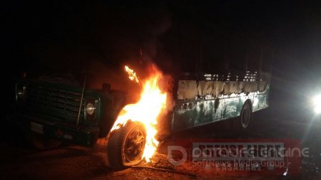 ELN incineró bus en la vía de La Soberanía