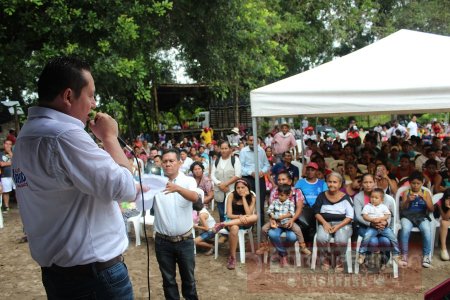 Gigantesco acompañamiento de comunidad de Tacarimena recibió Arcenio Sandoval