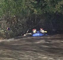 Rescatados turistas que habían quedado atrapados en caverna en el río Túa