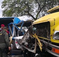 Trágico accidente de vehículo de servicio público y camión en la vía hacia el norte de Casanare