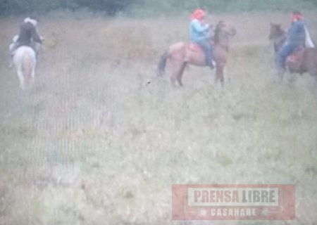 Integrante del Esmad fue enlazado por campesinos desde un caballo y arrastrado por varios metros en protestas contra petrolera
