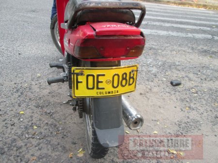 Moto con placas falsas originó grave accidente. Tripulantes huyeron