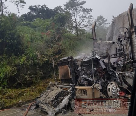 Incinerada tractomula en la carretera del Cusiana por individuos que dijeron ser del ELN