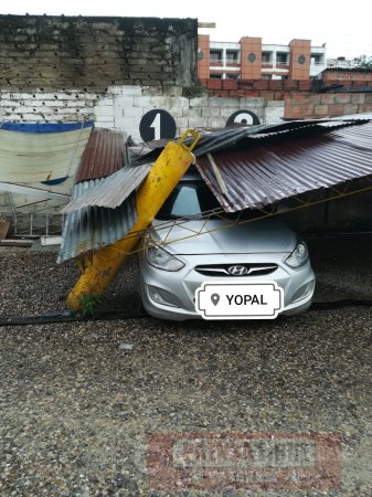 Estructura cayó sobre automóvil en Parqueadero que funciona en predio de la Diócesis de Yopal. Administrador no responde