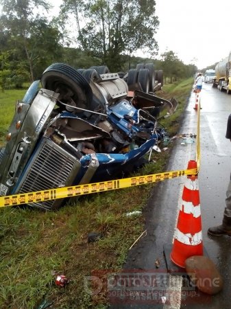 Conductor de tractomula resultó herido en accidente de tránsito en la vía Yopal - Villavicencio 
