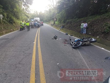 Dos motociclistas heridos en choque contra tractocamión