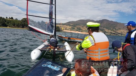 Rescate de embarcación en aguas abiertas del Lago de Tota