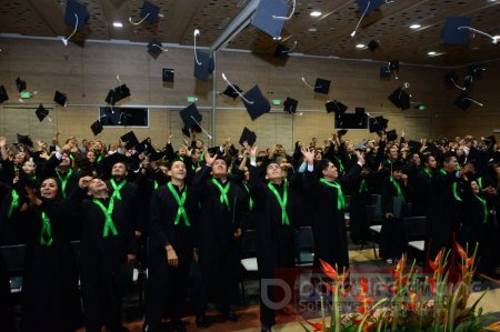 145 profesionales se graduaron con honores en Unitrópico 