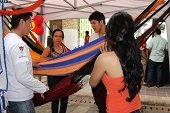 Feria Artesanal realizan jóvenes internos del Centro amigoniano en la plazoleta central de la Alcaldía de Yopal