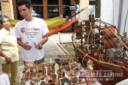 Feria Artesanal realizan jóvenes internos del Centro amigoniano en la plazoleta central de la Alcaldía de Yopal