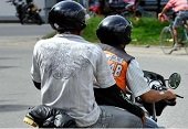 Por celebración del 7 de agosto está prohibido hoy en Yopal porte de armas y parrillero hombre en motos