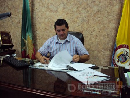 Desde enero de 2013 quedó en firme sanción fiscal contra el Alcalde de Sabanalarga, sin embargo continúo en el cargo