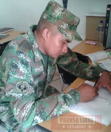 La edad no es una limitante para estudiar, después de 24 años soldado aprende a leer y escribir 