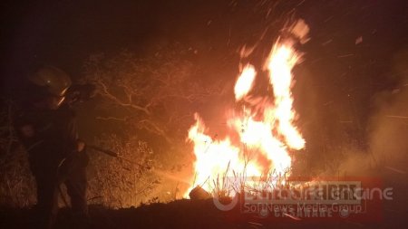 En Villanueva incendio forestal amenazó con consumir una vivienda y generó momentos de angustia en el Jardín del Abuelo 
