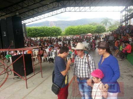 Martin Pérez Cuartas entregó 5 mil kits escolares en Aguazul