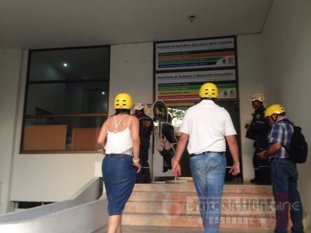 Inspección ocular a las dos sedes administrativas de la Gobernación realizaron bomberos ante sismo de ayer