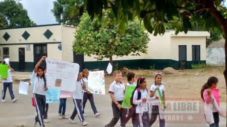 Marcha contra la violencia y el maltrato infantil en Santa Fe de Morichal