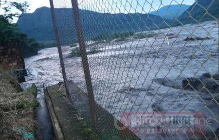 Jóvenes se salvaron de ser arrastrados por río Cravo Sur en Cancha de futbol de Yopal