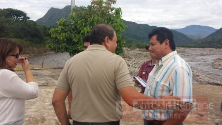 Vecinos del Cravo Sur y autoridades de Yopal buscan como defenderse de la furia del río