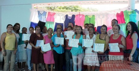 Con recursos de regalías se graduaron en confección y costura 16 mujeres nunchianas 