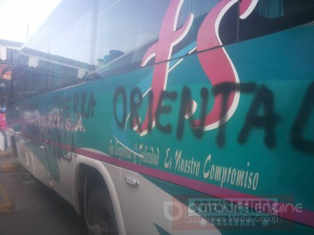 Guerrilleros del ELN pintan con aerosoles vehículos en la vía Sácama - Socha