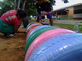 Personas en proceso de reintegración construyen un parque en escuela de Morichal 