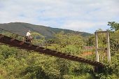 Mantenimiento a puente colgante vehicular en Sabanalarga 