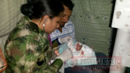 Ejército y Fuerza Aérea evacuaron  a una mujer de 18 años y su recién nacida que se encontraban en riesgo