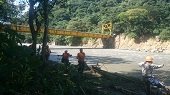 Estudios para evaluar posibles daños en el puente La Cabuya en el río Cravo Sur